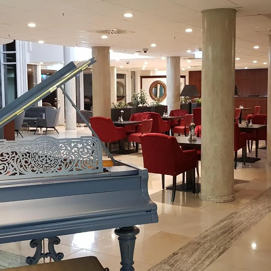 4 Central Frankfurt Hotels Close to Bethmannpark